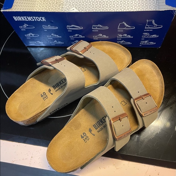 Birkenstock Shoes - Arizona berkenstocks size 9 or 40